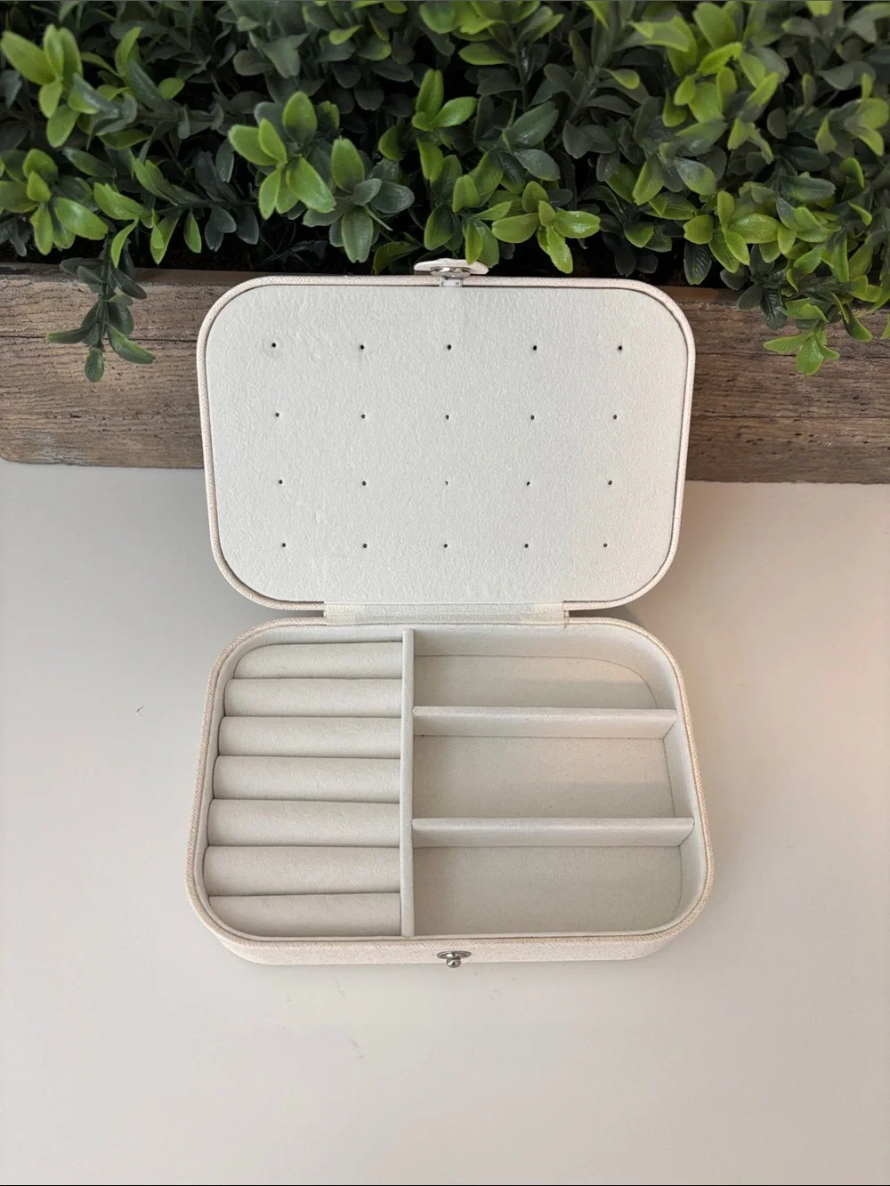 Compact Cream Jewelry Storage Box with Snap Closure